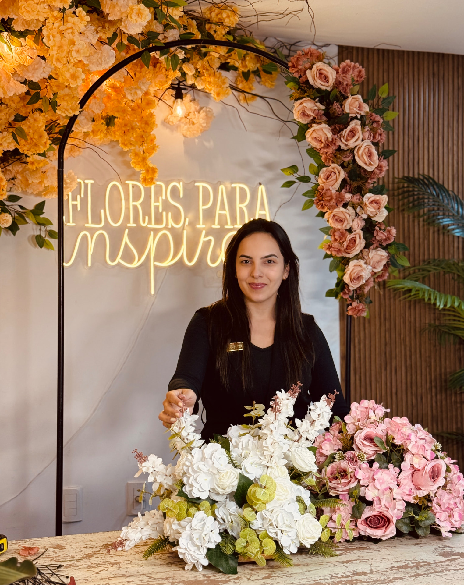 Arco flexível montado com flores permanentes para cerimônia