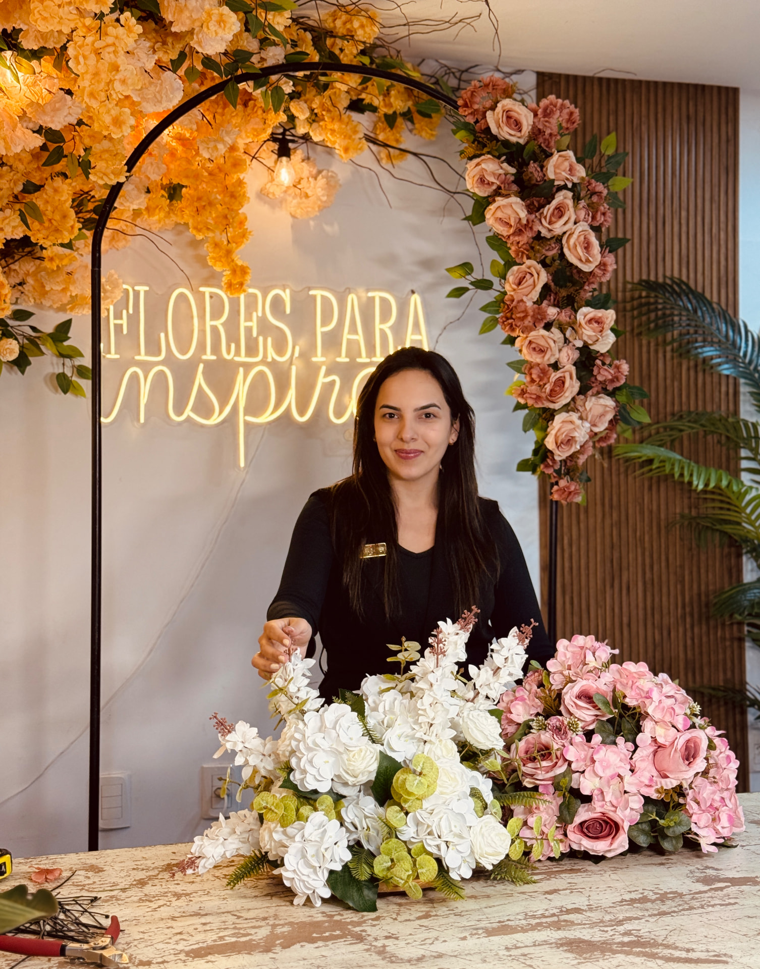 Arco flexível montado com flores permanentes para cerimônia