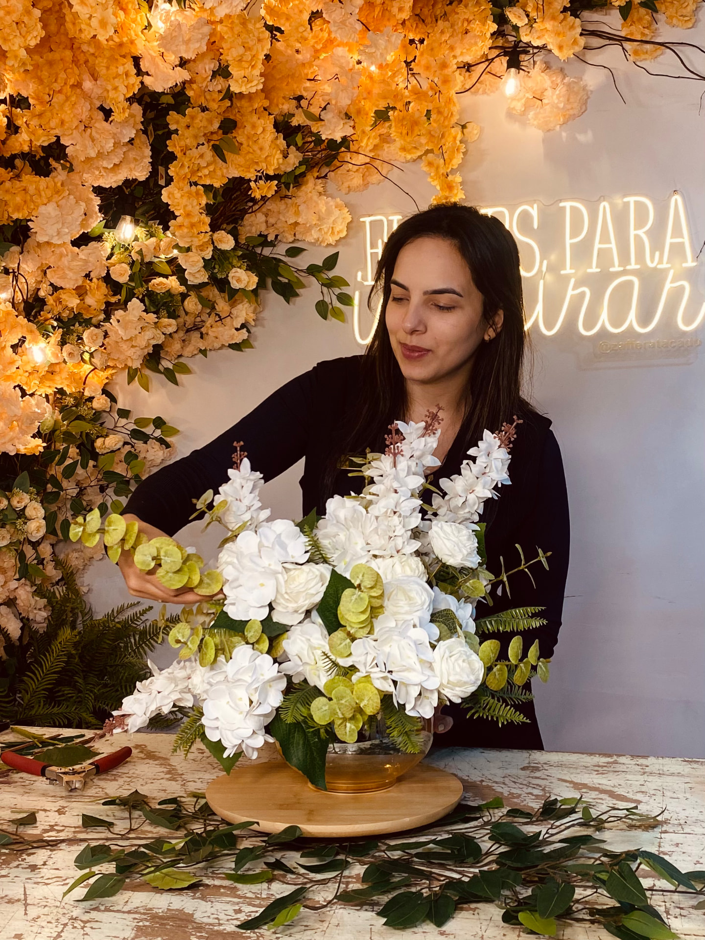 Arranjo desconstruído com flores permanentes em tons nude e terracota